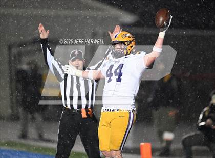 Thumbnail 2 in Avon vs. Highland (OHSAA Division 2 Regional Final) photogallery.