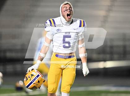 Thumbnail 2 in Avon vs. Highland (OHSAA Division 2 Regional Final) photogallery.