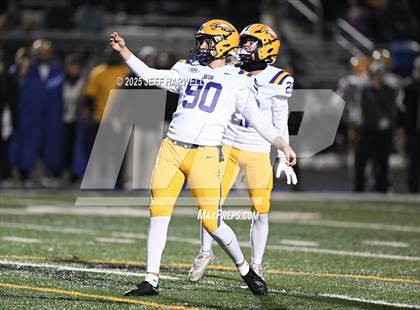 Thumbnail 2 in Avon vs. Highland (OHSAA Division 2 Regional Final) photogallery.