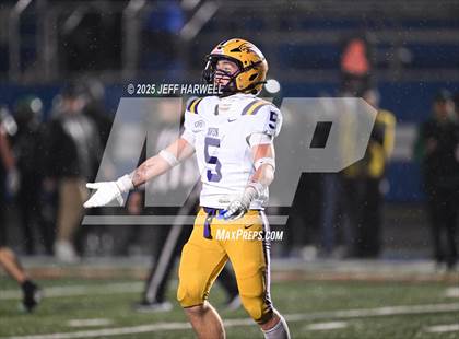 Thumbnail 3 in Avon vs. Highland (OHSAA Division 2 Regional Final) photogallery.