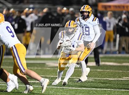 Thumbnail 1 in Avon vs. Highland (OHSAA Division 2 Regional Final) photogallery.
