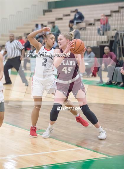 Thumbnail 3 in Cedar Hill vs. Plano (UIL 6A Quarterfinal) photogallery.