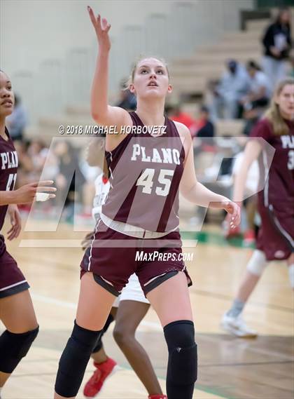 Thumbnail 2 in Cedar Hill vs. Plano (UIL 6A Quarterfinal) photogallery.