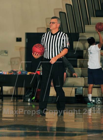 Thumbnail 1 in Shadow Hills vs. Samuel Robertson Canada (MaxPreps Holiday Classic) photogallery.
