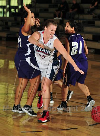 Thumbnail 1 in Shadow Hills vs. Samuel Robertson Canada (MaxPreps Holiday Classic) photogallery.