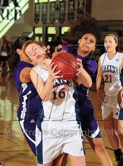 Thumbnail 2 in Shadow Hills vs. Samuel Robertson Canada (MaxPreps Holiday Classic) photogallery.