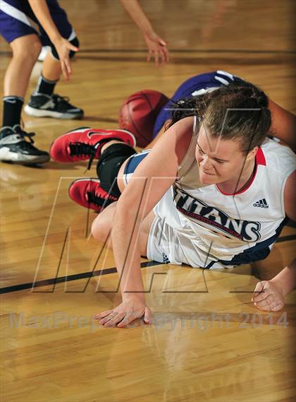 Thumbnail 2 in Shadow Hills vs. Samuel Robertson Canada (MaxPreps Holiday Classic) photogallery.