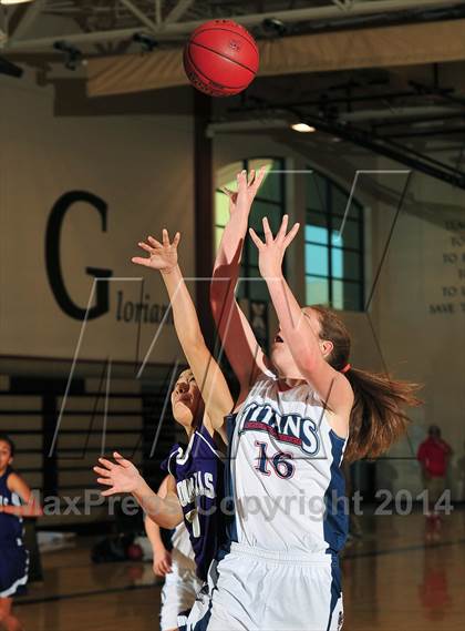 Thumbnail 2 in Shadow Hills vs. Samuel Robertson Canada (MaxPreps Holiday Classic) photogallery.