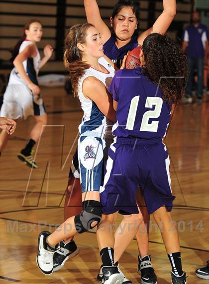 Thumbnail 3 in Shadow Hills vs. Samuel Robertson Canada (MaxPreps Holiday Classic) photogallery.