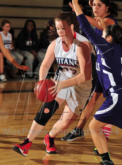 Thumbnail 2 in Shadow Hills vs. Samuel Robertson Canada (MaxPreps Holiday Classic) photogallery.