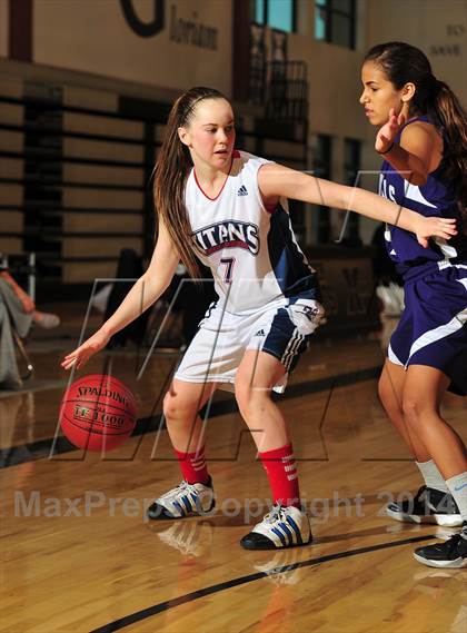 Thumbnail 3 in Shadow Hills vs. Samuel Robertson Canada (MaxPreps Holiday Classic) photogallery.