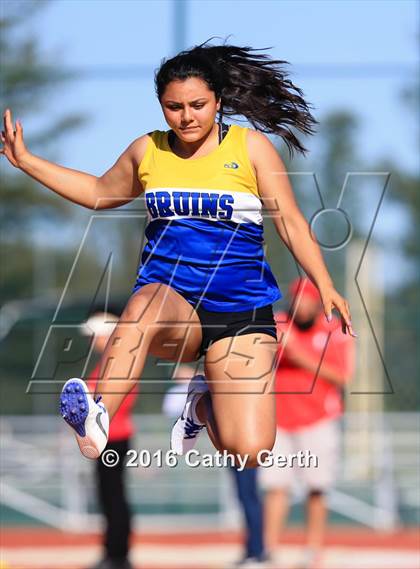 Thumbnail 3 in Santa Clara vs Saratoga (Duel Track Meet) photogallery.