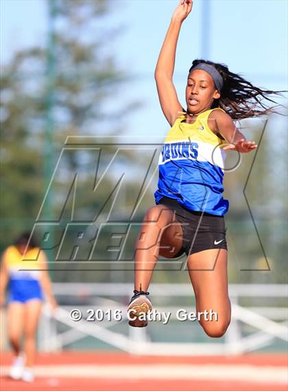 Thumbnail 3 in Santa Clara vs Saratoga (Duel Track Meet) photogallery.