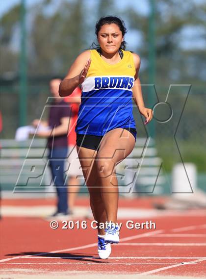 Thumbnail 3 in Santa Clara vs Saratoga (Duel Track Meet) photogallery.