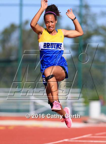 Thumbnail 1 in Santa Clara vs Saratoga (Duel Track Meet) photogallery.