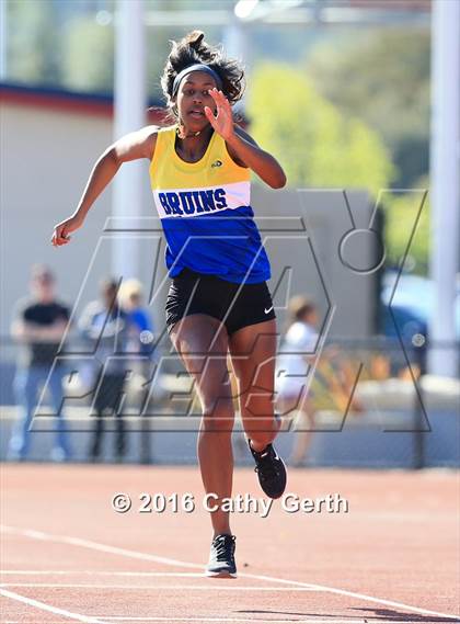 Thumbnail 2 in Santa Clara vs Saratoga (Duel Track Meet) photogallery.
