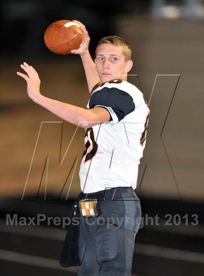 Thumbnail 3 in Gainesville vs. Gladewater (UIL 3A Regional Semifinal) photogallery.