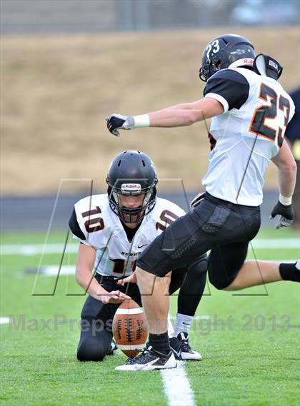 Thumbnail 2 in Gainesville vs. Gladewater (UIL 3A Regional Semifinal) photogallery.