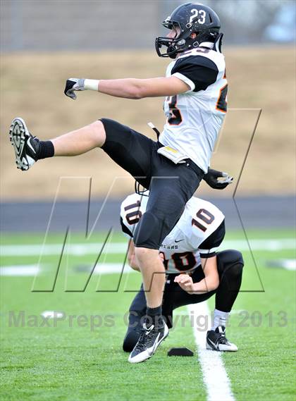 Thumbnail 3 in Gainesville vs. Gladewater (UIL 3A Regional Semifinal) photogallery.