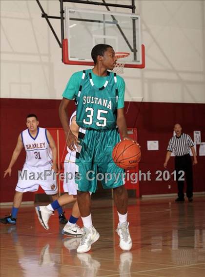 Thumbnail 1 in Sultana vs. Brawley (MaxPreps Holiday Classic) photogallery.