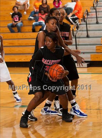 Thumbnail 2 in MacArthur vs Duncanville (McDonald's Texas Invitational) photogallery.