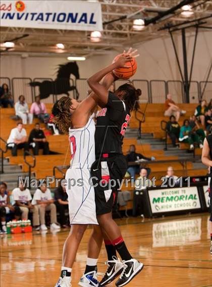 Thumbnail 2 in MacArthur vs Duncanville (McDonald's Texas Invitational) photogallery.
