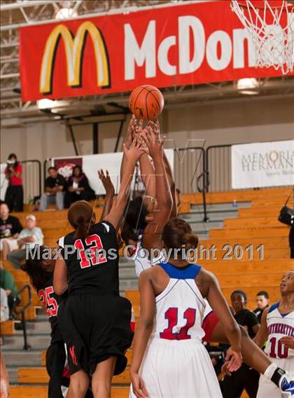 Thumbnail 1 in MacArthur vs Duncanville (McDonald's Texas Invitational) photogallery.