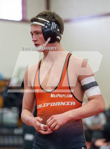 Thumbnail 2 in Lou Bronzan Invitational photogallery.