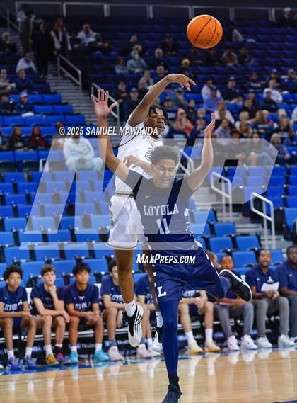 Thumbnail 2 in Loyola vs Servite photogallery.