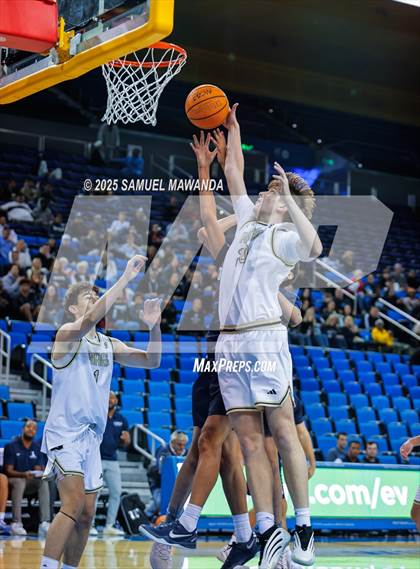 Thumbnail 1 in Loyola vs Servite photogallery.