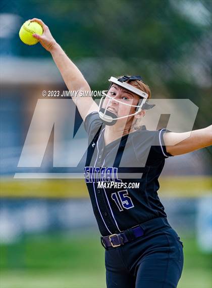 Thumbnail 3 in Freeburg vs Breese Central ( IHSA Class 2A Regional Championship)  photogallery.