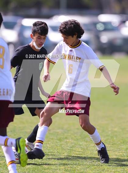 Thumbnail 2 in Royal vs Simi Valley photogallery.
