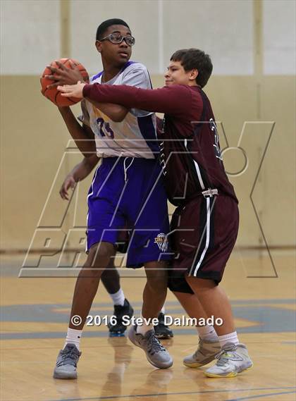 Thumbnail 1 in Edna Karr vs De La Salle (Country Day Freshman Tournament) photogallery.