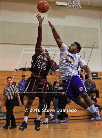 Thumbnail 2 in Edna Karr vs De La Salle (Country Day Freshman Tournament) photogallery.
