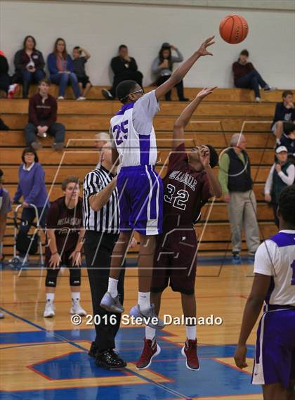 Thumbnail 3 in Edna Karr vs De La Salle (Country Day Freshman Tournament) photogallery.