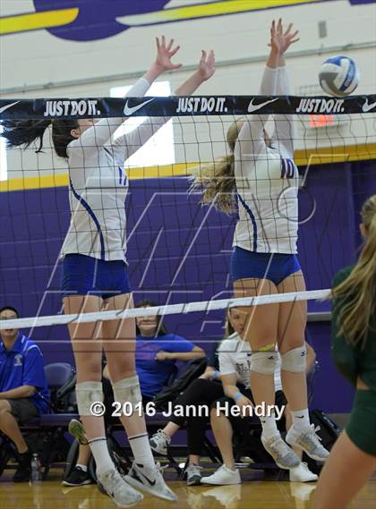 Thumbnail 3 in St. Ignatius vs. Edison (Durango Fall Classic) photogallery.