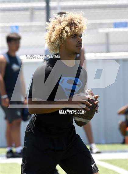 Thumbnail 3 in St. John Bosco vs. Serra (Brave 8 Invitational) photogallery.
