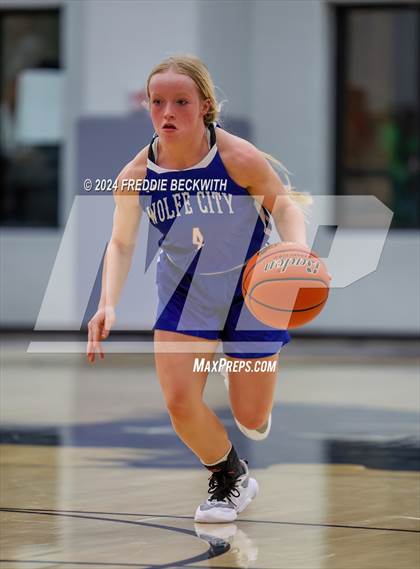 Thumbnail 1 in Muenster vs. Wolfe City (UIL 2A Bi-District) photogallery.