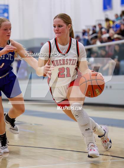 Thumbnail 3 in Muenster vs. Wolfe City (UIL 2A Bi-District) photogallery.