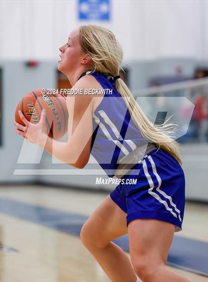Thumbnail 1 in Muenster vs. Wolfe City (UIL 2A Bi-District) photogallery.