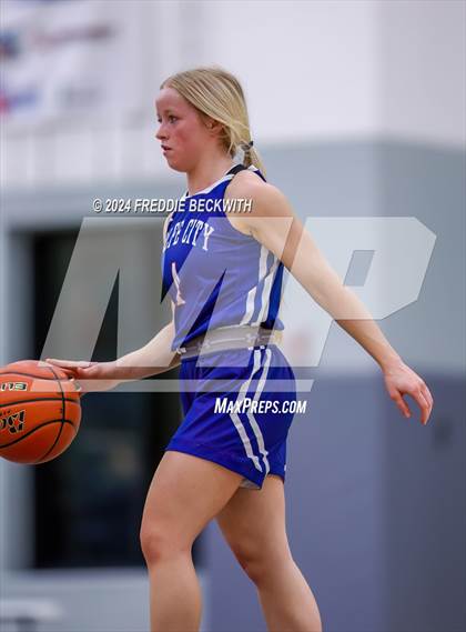 Thumbnail 2 in Muenster vs. Wolfe City (UIL 2A Bi-District) photogallery.