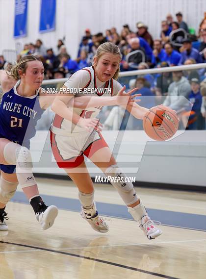 Thumbnail 1 in Muenster vs. Wolfe City (UIL 2A Bi-District) photogallery.