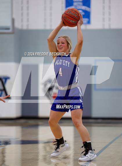 Thumbnail 2 in Muenster vs. Wolfe City (UIL 2A Bi-District) photogallery.
