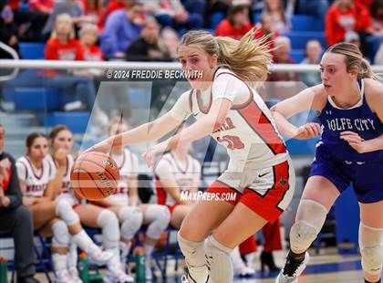 Thumbnail 3 in Muenster vs. Wolfe City (UIL 2A Bi-District) photogallery.