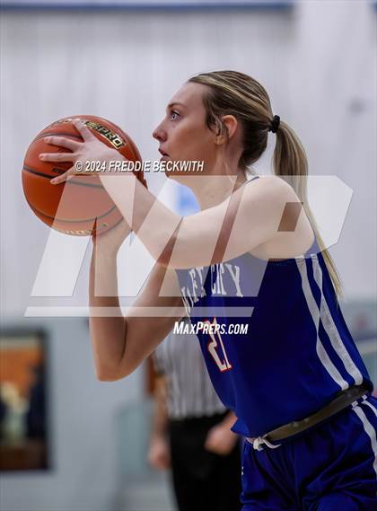 Thumbnail 3 in Muenster vs. Wolfe City (UIL 2A Bi-District) photogallery.