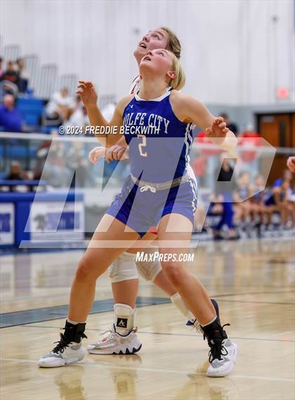 Thumbnail 3 in Muenster vs. Wolfe City (UIL 2A Bi-District) photogallery.