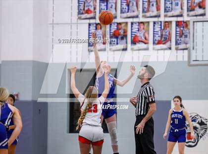Thumbnail 1 in Muenster vs. Wolfe City (UIL 2A Bi-District) photogallery.