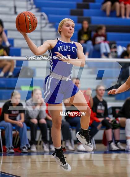 Thumbnail 2 in Muenster vs. Wolfe City (UIL 2A Bi-District) photogallery.