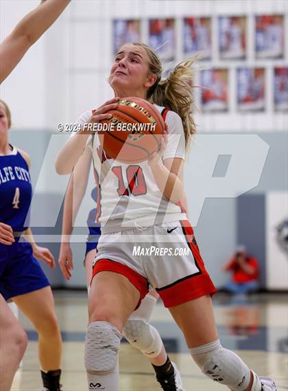Thumbnail 3 in Muenster vs. Wolfe City (UIL 2A Bi-District) photogallery.