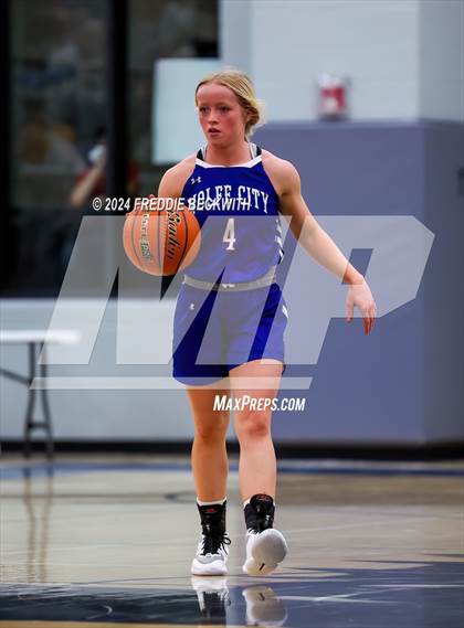 Thumbnail 1 in Muenster vs. Wolfe City (UIL 2A Bi-District) photogallery.